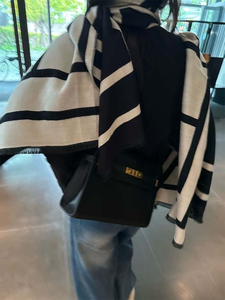高質感防羊絨幾何圖形寬大款圍巾