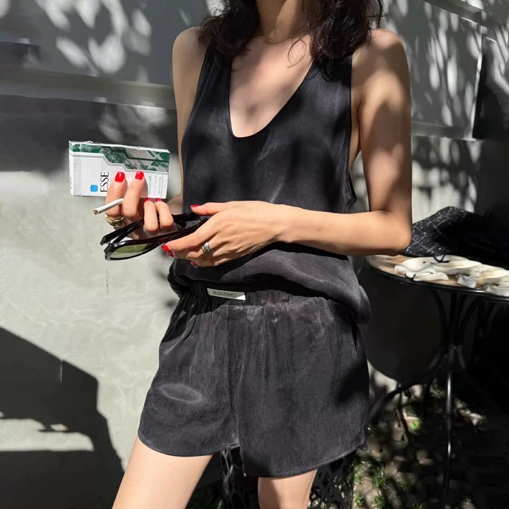高級感慵懶V領吊帶背心配套高腰短褲套裝